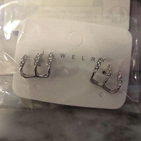 Dazzling Claw Design Stainless Steel Stud Earrings with Cubic Zirconia - Picture 4 of 10